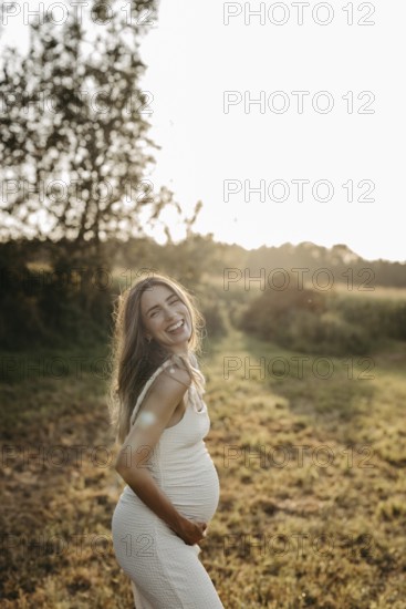 Pregnant, attractive woman, 25+