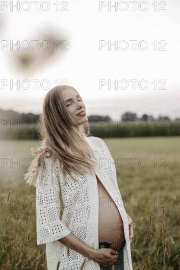 Pregnant, attractive woman, 25+