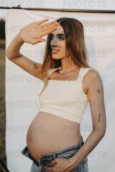 Pregnant, attractive woman, 25+