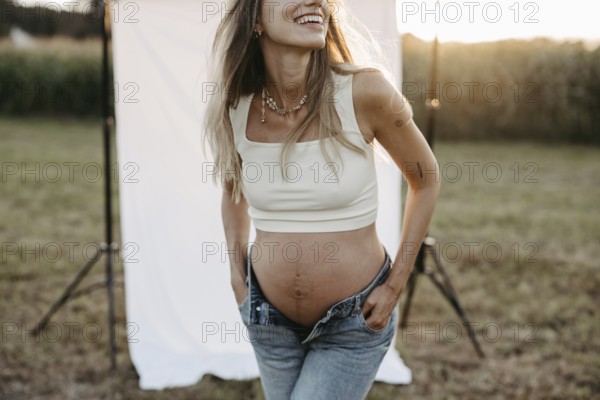 Pregnant, attractive woman, 25+