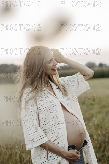Pregnant, attractive woman, 25+