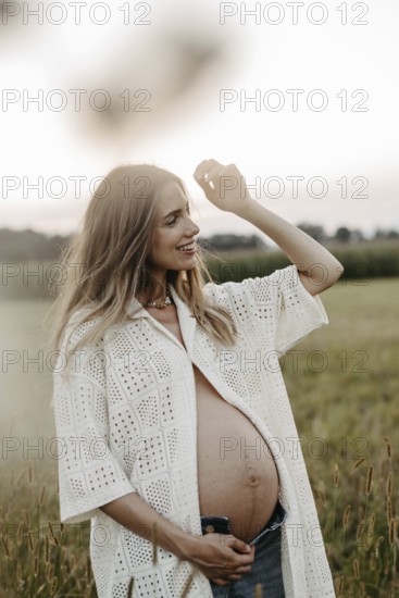 Pregnant, attractive woman, 25+