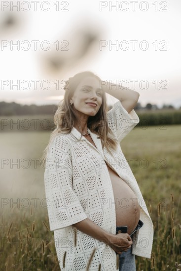 Pregnant, attractive woman, 25+