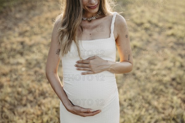 Pregnant, attractive woman, 25+