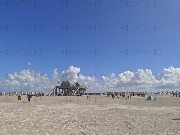 California kitesurfing Masters 2025 on the edge of the Wadden Sea UNESCO World Heritage Site, North Sea, beach, kitesurfing, sport, leisure, pile dwelling, summer, sun, blue sky, white clouds, Ording, Sankt Peter-Ording, Schleswig-Holstein, Germany