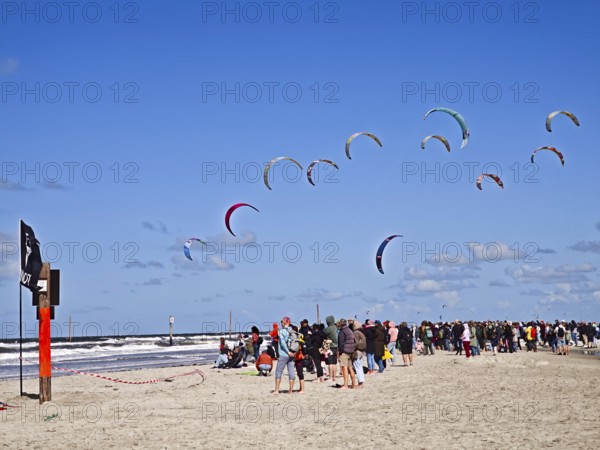 California kitesurfing Masters 2025 on the edge of the Wadden Sea UNESCO World Heritage Site, North Sea, beach, kitesurfing, sport, leisure, spectators, summer, sun, blue sky, white clouds, Ording, Sankt Peter-Ording, Schleswig-Holstein, Germany