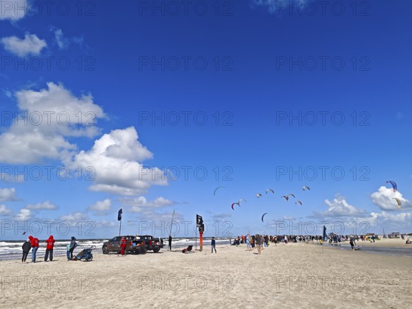 California kitesurfing Masters 2025 on the edge of the Wadden Sea UNESCO World Heritage Site, North Sea, beach, kitesurfing, sport, leisure, spectators, summer, sun, blue sky, white clouds, Ording, Sankt Peter-Ording, Schleswig-Holstein, Germany