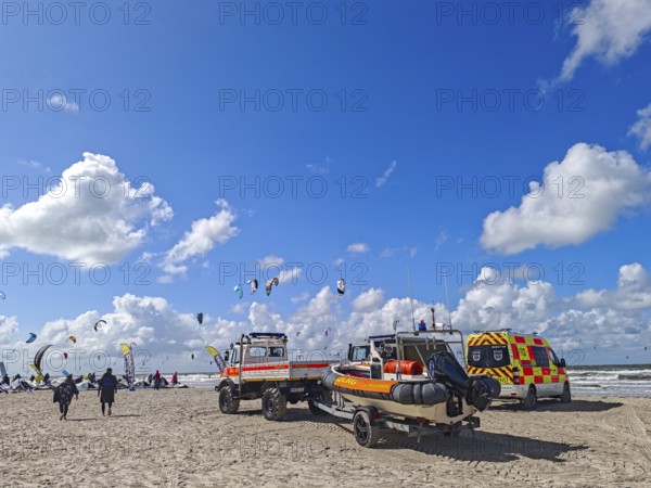California kitesurfing Masters 2025 on the edge of the Wadden Sea UNESCO World Heritage Site, North Sea, beach, kitesurfing, sport, leisure, summer, sun, blue sky, white clouds, DLRG, rescue service, ambulance, motorboat, Ording, Sankt Peter-Ording, Schleswig-Holstein, Germany