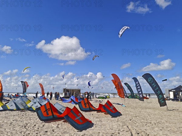California kitesurfing Masters 2025 on the edge of the Wadden Sea UNESCO World Heritage Site, North Sea, beach, kitesurfing, sport, leisure, summer, sun, blue sky, white clouds, Ording, Sankt Peter-Ording, Schleswig-Holstein, Germany