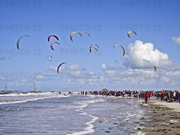California kitesurfing Masters 2025 on the edge of the Wadden Sea UNESCO World Heritage Site, North Sea, beach, kitesurfing, sport, leisure, spectators, summer, sun, blue sky, white clouds, Ording, Sankt Peter-Ording, Schleswig-Holstein, Germany