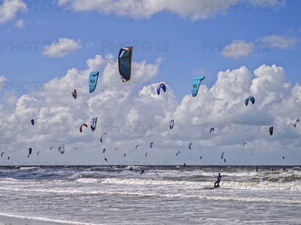 California kitesurfing Masters 2025 on the edge of the Wadden Sea UNESCO World Heritage Site, North Sea, beach, kitesurfing, sport, leisure, strong wind, high waves, whitecaps, summer, sun, blue sky, white clouds, Ording, Sankt Peter-Ording, Schleswig-Holstein, Germany