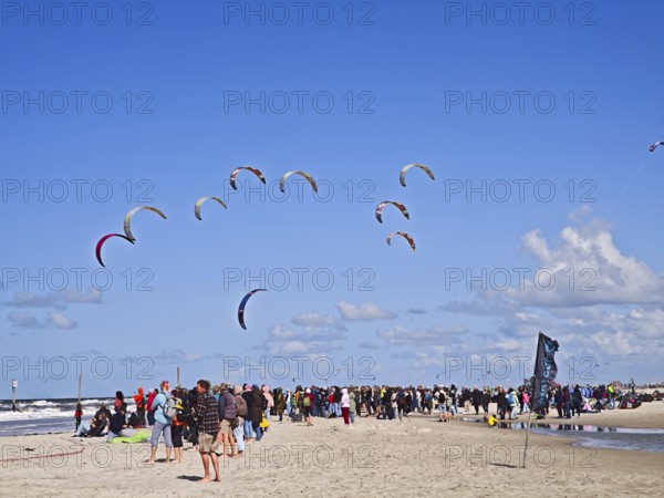 California kitesurfing Masters 2025 on the edge of the Wadden Sea UNESCO World Heritage Site, North Sea, beach, kitesurfing, sport, leisure, spectators, summer, sun, blue sky, white clouds, Ording, Sankt Peter-Ording, Schleswig-Holstein, Germany