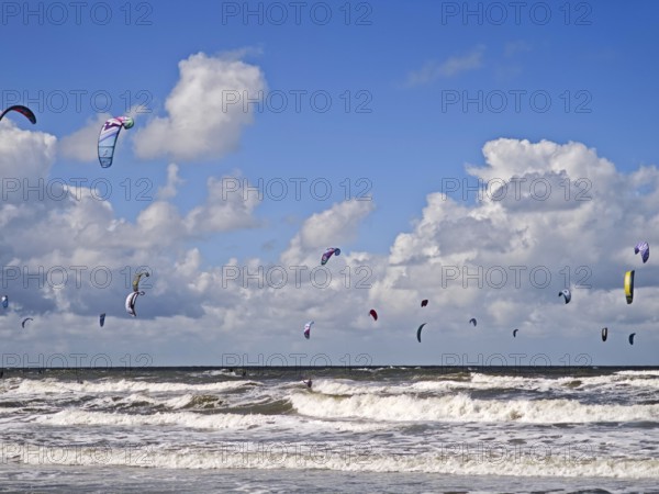 California kitesurfing Masters 2025, kitesurfing on the edge of the UNESCO Wadden Sea National Park, sport, leisure, competition, strong wind, high waves, whitecaps, beach, sun, summer, blue sky, white clouds, Ording, Sankt Peter-Ording, Schleswig-Holstein, Germany