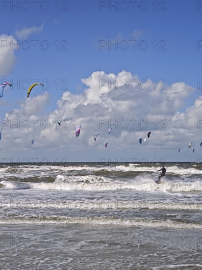 California kitesurfing Masters 2025, kitesurfing on the edge of the UNESCO Wadden Sea National Park, sport, leisure, competition, strong wind, high waves, whitecaps, beach, sun, summer, blue sky, white clouds, Ording, Sankt Peter-Ording, Schleswig-Holstein, Germany