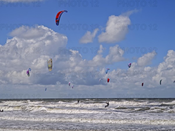 California kitesurfing Masters 2025, kitesurfing on the edge of the UNESCO Wadden Sea National Park, sport, leisure, competition, strong wind, high waves, whitecaps, beach, sun, summer, blue sky, white clouds, Ording, Sankt Peter-Ording, Schleswig-Holstein, Germany