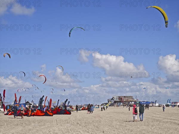 California kitesurfing Masters 2025, kitesurfing on the edge of the UNESCO Wadden Sea National Park, sport, leisure, competition, beach, sun, summer, blue sky, pile dwelling, white clouds, Ording, Sankt Peter-Ording, Schleswig-Holstein, Germany