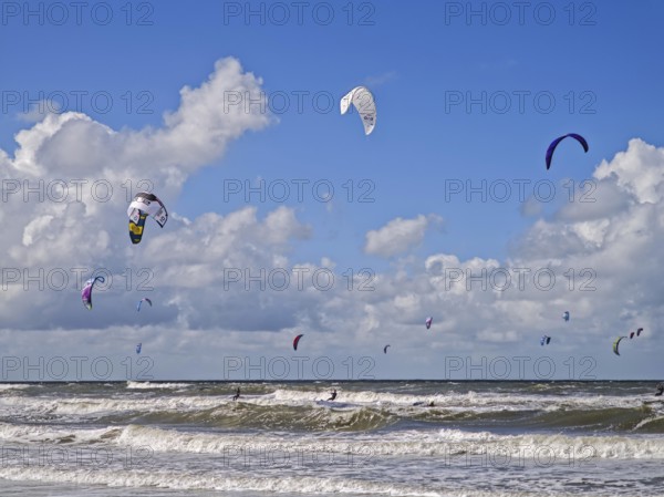California kitesurfing Masters 2025, kitesurfing on the edge of the UNESCO Wadden Sea National Park, sport, leisure, competition, strong wind, high waves, whitecaps, beach, sun, summer, blue sky, white clouds, Ording, Sankt Peter-Ording, Schleswig-Holstein, Germany