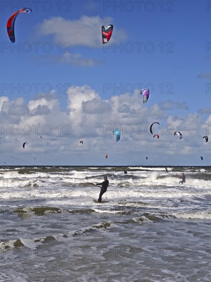 California kitesurfing Masters 2025, kitesurfing on the edge of the UNESCO Wadden Sea National Park, sport, leisure, competition, strong wind, high waves, whitecaps, beach, sun, summer, blue sky, white clouds, Ording, Sankt Peter-Ording, Schleswig-Holstein, Germany