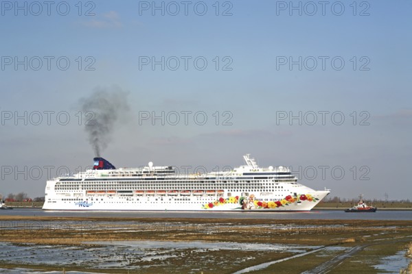 Cruise ship, Pride of Hawaii, newbuilding, Meyer shipyard, Papenburg, delivery voyage, Ems, North Sea, Germany