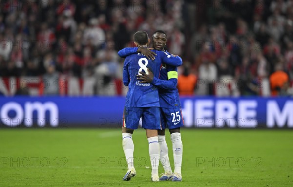 Enzo Fernandez Chelsea FC The Blues (08) has to leave the pitch and hands over the captain's armband to Moises Caicedo Chelsea FC The Blues (25) Hug Champions League, Allianz Arena, Munich, Bavaria, Germany