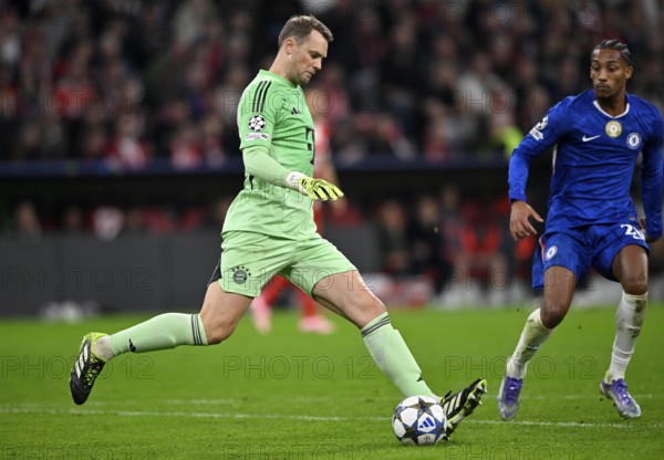 Goalkeeper Manuel Neuer FC Bayern Munich FCB (01) Action on the ball Joao Pedro Chelsea FC The Blues (20) Champions League, Allianz Arena, Munich, Bavaria, Germany