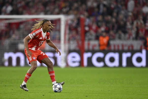 Sacha Boey FC Bayern Munich FCB (23) Action on the ball perimeter advertising MASTERCARD Champions League, Allianz Arena, Munich, Bavaria, Germany