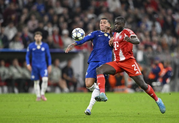 Duel, action Enzo Fernandez Chelsea FC The Blues (08) vs Dayot Upamecano FC Bayern Munich FCB (02) Champions League, Allianz Arena, Munich, Bavaria, Germany