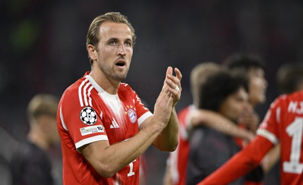Harry Kane FC Bayern Munich FCB (09) thanks fans after the match, Champions League, Allianz Arena, Munich, Bayern, Germany