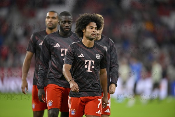 Warm-up training Serge Gnabry FC Bayern Munich FCB (07) Dayot Upamecano FC Bayern Munich FCB (02) Jonathan Tah FC Bayern Munich FCB (04) Josip Stanisic FC Bayern Munich FCB (44) Champions League, Allianz Arena, Munich, Bavaria, Germany