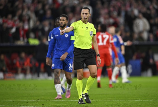 Referee Jose Maria Sanchez points to the spot, gesture gesture penalty, penalty kick, Champions League, Allianz Arena, Munich, Bayern, Germany
