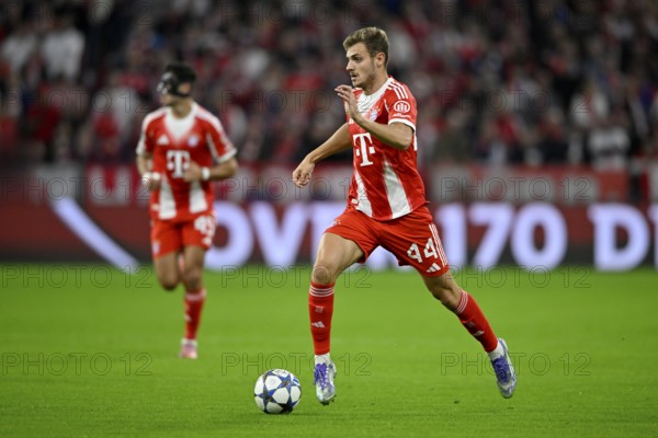 Josip Stanisic FC Bayern Munich FCB (44) Action on the ball Aleksandar Pavlovic FC Bayern Munich FCB (45) Champions League, Allianz Arena, Munich, Bavaria, Germany