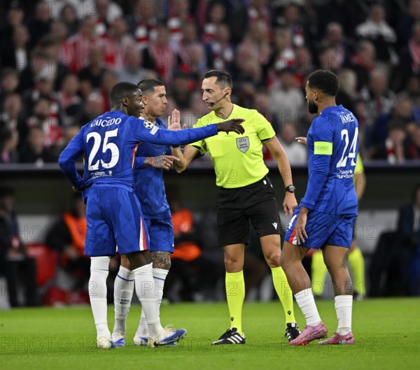 Referee Referee Jose Maria Sanchez in discussion with Moises Caicedo Chelsea FC The Blues (25) Gesture Gesture Enzo Fernandez Chelsea FC The Blues (08) Reece James Chelsea FC The Blues (24) Champions League, Allianz Arena, Munich, Bavaria, Germany