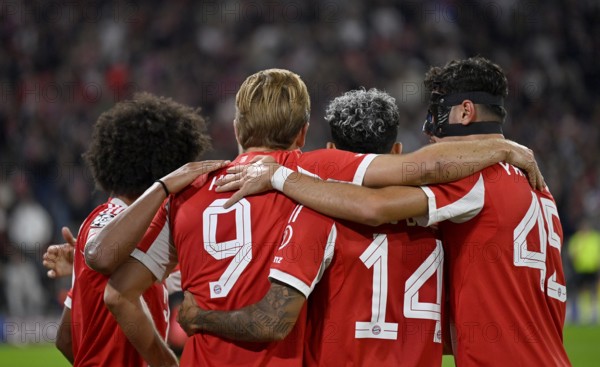 Goal celebration Harry Kane FC Bayern Munich FCB (09) Serge Gnabry FC Bayern Munich FCB (07) Luis Diaz FC Bayern Munich FCB (14) Aleksandar Pavlovic FC Bayern Munich FCB (45) from behind, Champions League, Allianz Arena, Munich, Bavaria, Germany