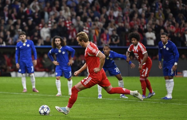 Goal kick action goal chance, Harry Kane FC Bayern Munich FCB (09) on penalty, penalty kick Champions League, Allianz Arena, Munich, Bavaria, Germany