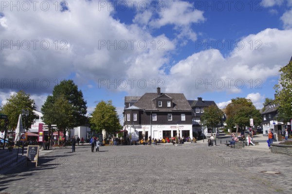Winterberg, market square, lower gate, town centre, Hochsauerland, North Rhine-Westphalia, Germany, The town invites many tourists to stroll through the shopping streets and the market square