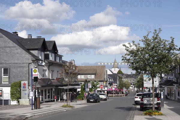 Winterberg, shopping street, Am Waltenberg, town centre, Hochsauerland, North Rhine-Westphalia, Germany, The shopping street leads to the market square with a view of the Catholic Church of St. James the Elder