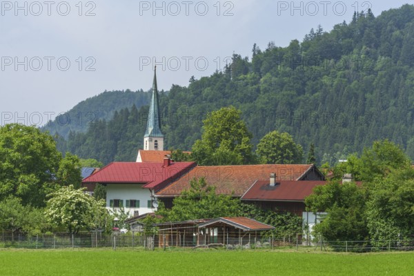 Meadow with houses and church Maria Sieben Schmerzen, Oberwössen, Chiemgau, Upper Bavaria, Bavaria, Germany