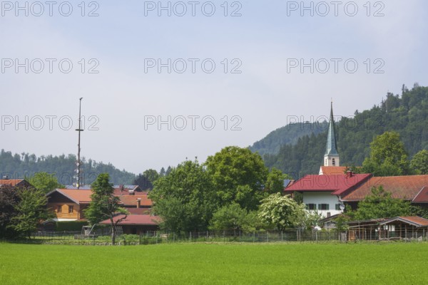Meadow with houses and church Maria Sieben Schmerzen, Oberwössen, Chiemgau, Upper Bavaria, Bavaria, Germany