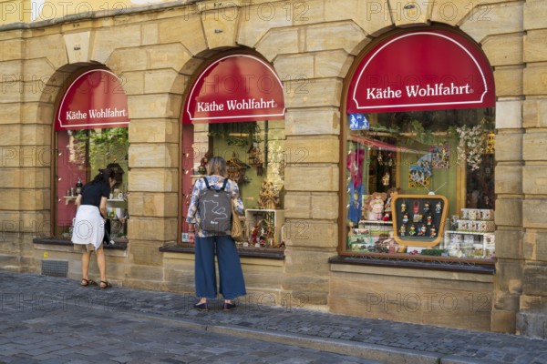 Façade and shop window, Käthe Wohlfahrt shop, tourists, Old Town, UNESCO World Heritage Site, Bamberg, Upper Franconia, Franconia, Bavaria, Germany