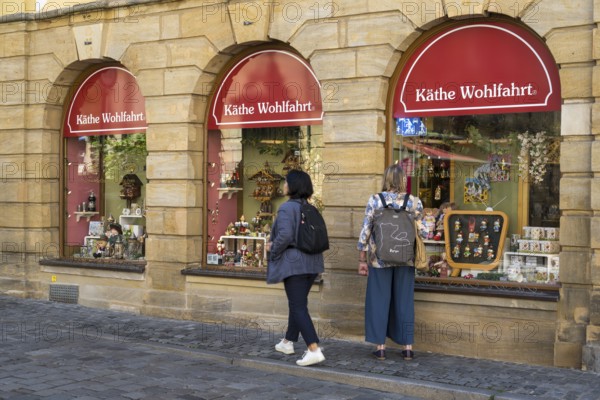 Façade and shop window, Käthe Wohlfahrt shop, tourists, Old Town, UNESCO World Heritage Site, Bamberg, Upper Franconia, Franconia, Bavaria, Germany