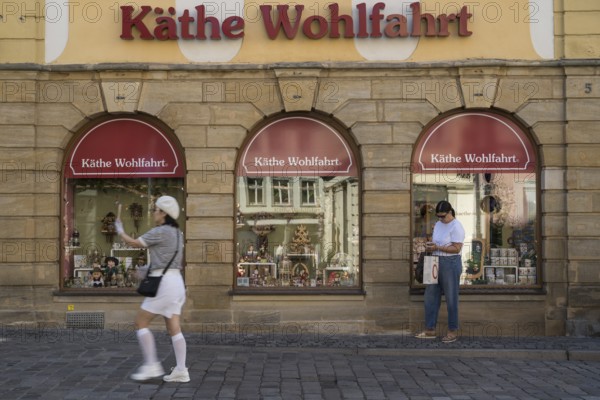 Façade and shop window, Käthe Wohlfahrt shop, tourists, Old Town, UNESCO World Heritage Site, Bamberg, Upper Franconia, Franconia, Bavaria, Germany