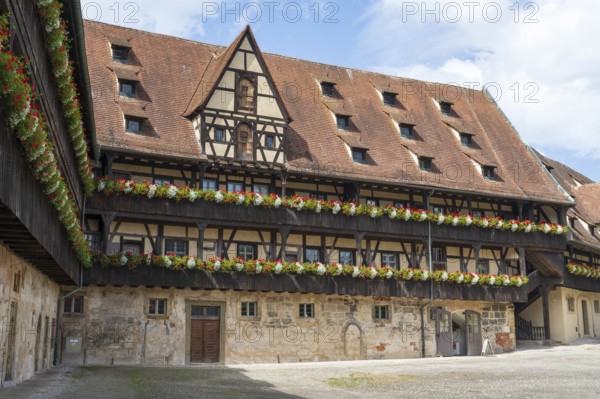 Flowers on the arcades, Old Court, inner courtyard, UNESCO World Heritage Site, Bamberg, Upper Franconia, Franconia, Bavaria, Germany