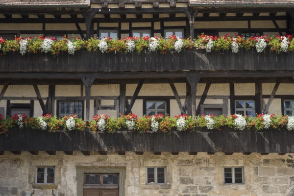 Flowers on the arcades, façade, Old Court, inner courtyard, UNESCO World Heritage Site, Bamberg, Upper Franconia, Franconia, Bavaria, Germany