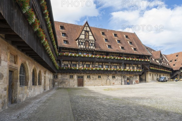 Flowers on the arcades, Old Court, inner courtyard, UNESCO World Heritage Site, Bamberg, Upper Franconia, Franconia, Bavaria, Germany