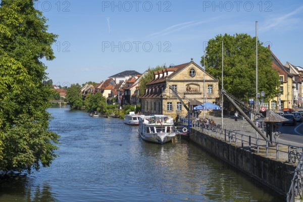 Building on the Regnitz, jetty, crane, old town, UNESCO World Heritage Site, Bamberg, Upper Franconia, Franconia, Bavaria, Germany