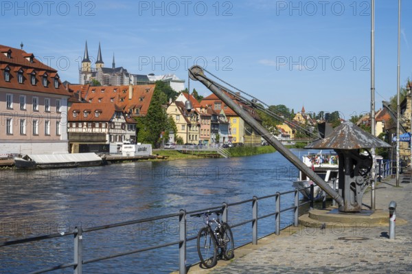 Building on the Regnitz, jetty, behind the cathedral, crane, old town, UNESCO World Heritage Site, Bamberg, Upper Franconia, Franconia, Bavaria, Germany