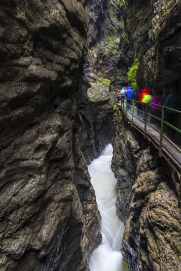 Breitach flows through gorge, stream, Schrattenkalk, visitors on footbridge, hiking trail, Breitachklamm, Oberstdorf, Allgäu Alps, Bavaria, Germany