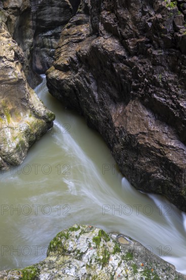 Breitach flows through gorge, stream, Schrattenkalk, visitors on footbridge, hiking trail, Breitachklamm, Oberstdorf, Allgäu Alps, Bavaria, Germany