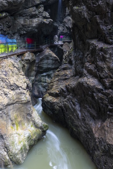 Breitach flows through gorge, stream, Schrattenkalk, visitors on footbridge, hiking trail, Breitachklamm, Oberstdorf, Allgäu Alps, Bavaria, Germany
