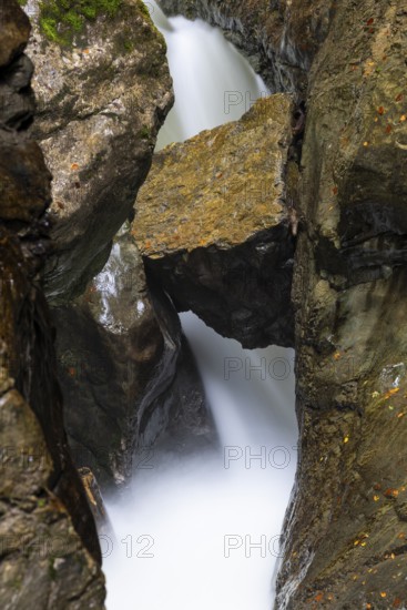 Pouring water in the gorge, trapped rock boulder, Schrattenkalk, Breitachklamm, Oberstdorf, Allgäu Alps, Bavaria, Germany